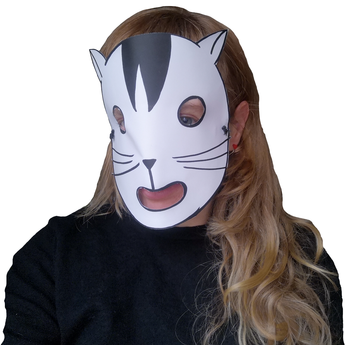 Photo von Ulrike Uhlig mit einer Papiermaske, die ein Katzengesicht zeigt